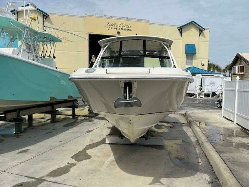 2018 Boston Whaler 270 Vantage at Jupiter Pointe Club & Marina.