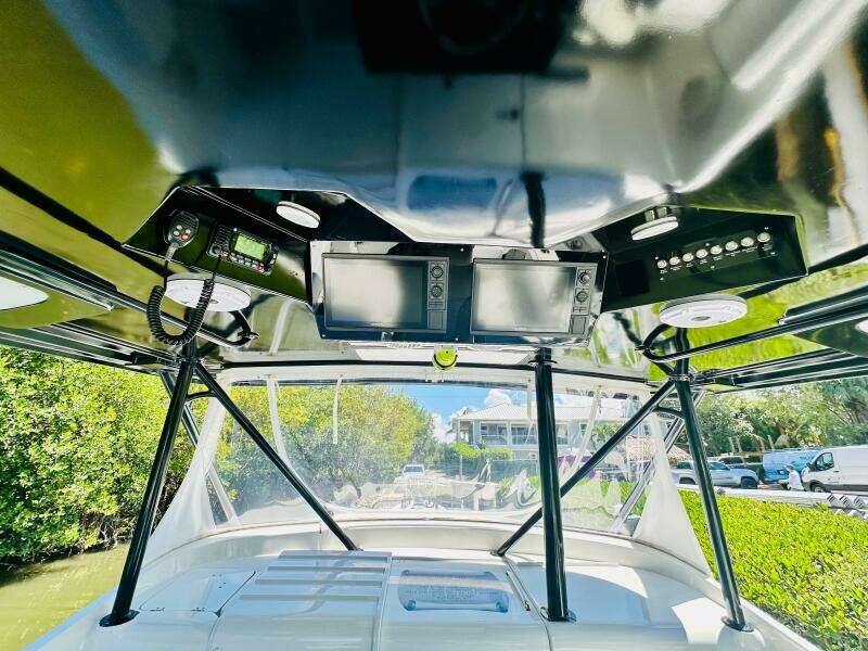 2000 Luhrs Tournament 320 Open boat cockpit with navigation equipment.