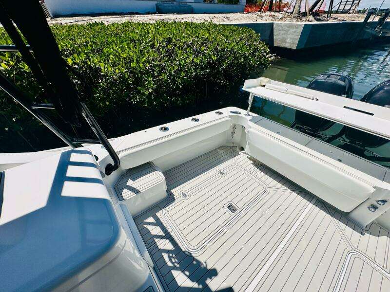 2000 Luhrs Tournament 320 Open boat deck with seating and storage compartments.