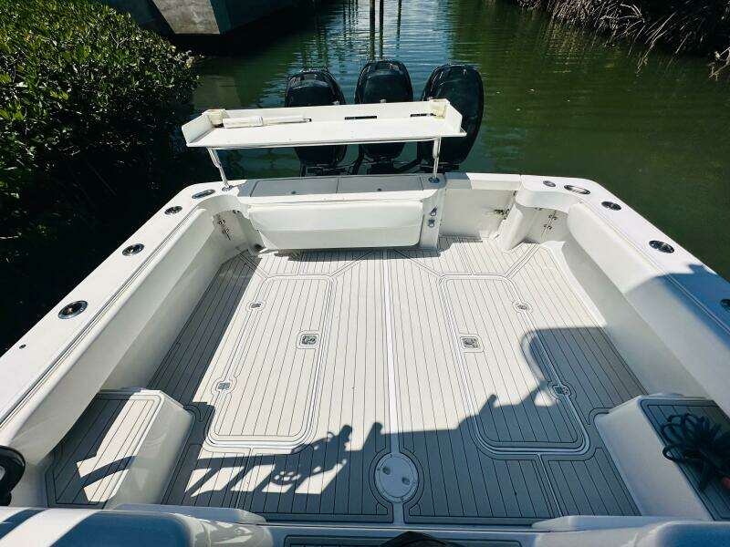 2000 Luhrs Tournament 320 Open boat deck with clean, spacious layout.