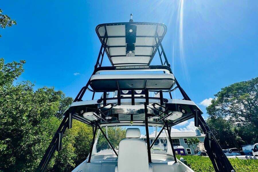 2000 Luhrs Tournament 320 Open boat with tower under clear blue sky.
