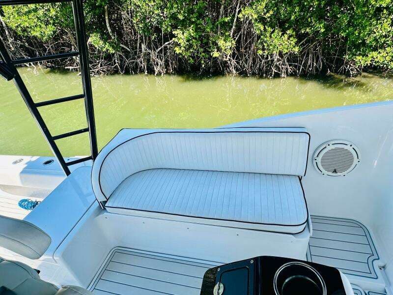 2000 Luhrs Tournament 320 Open boat seating area with white cushioned bench.