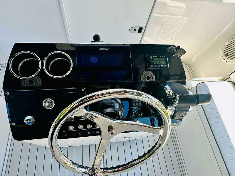 2000 Luhrs Tournament 320 Open helm with steering wheel and navigation controls.