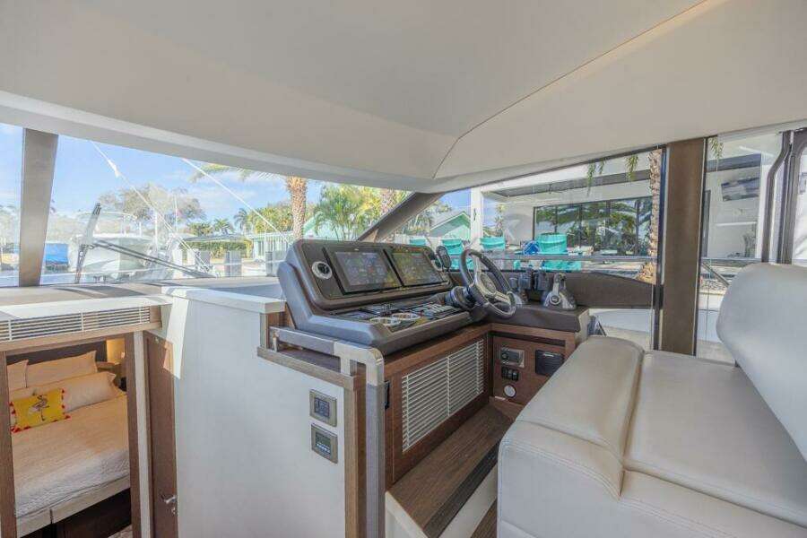 2021 Prestige 520 Flybridge