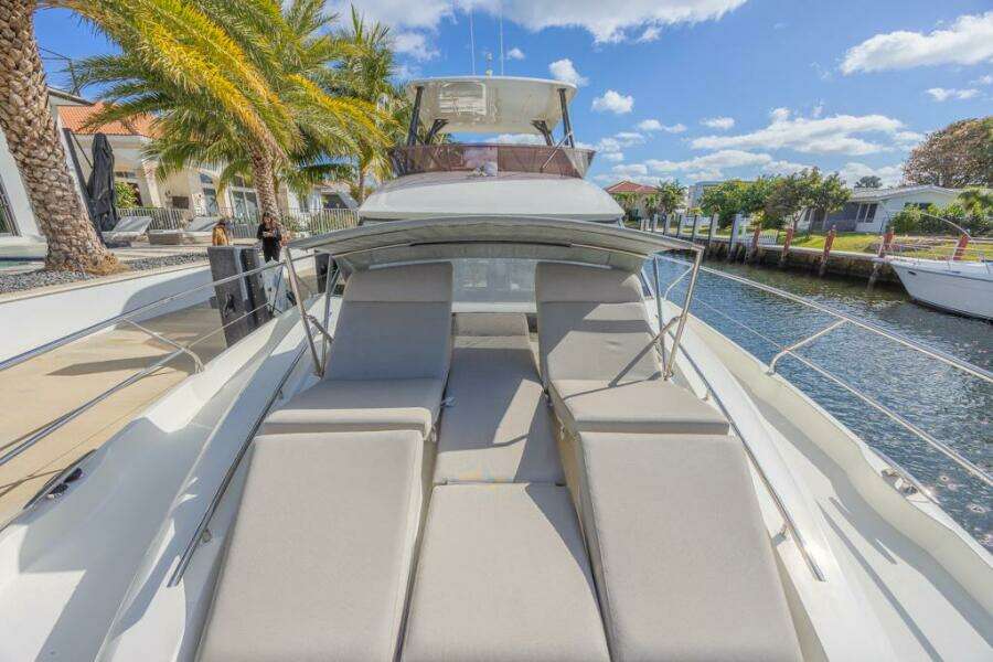 2021 Prestige 520 Flybridge