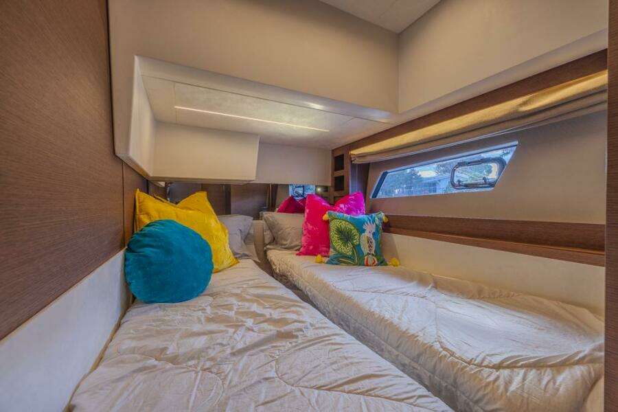 2021 Prestige 520 Flybridge