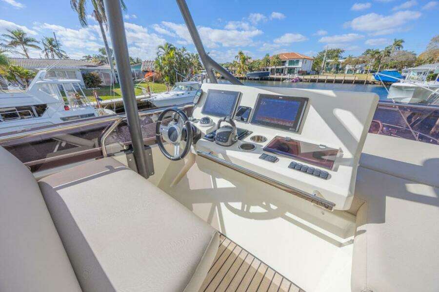 2021 Prestige 520 Flybridge