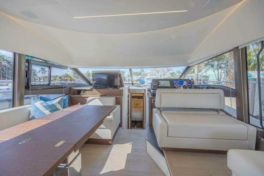2021 Prestige 520 Flybridge