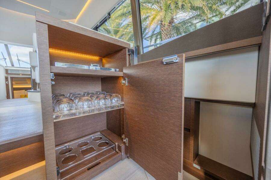 2021 Prestige 520 Flybridge