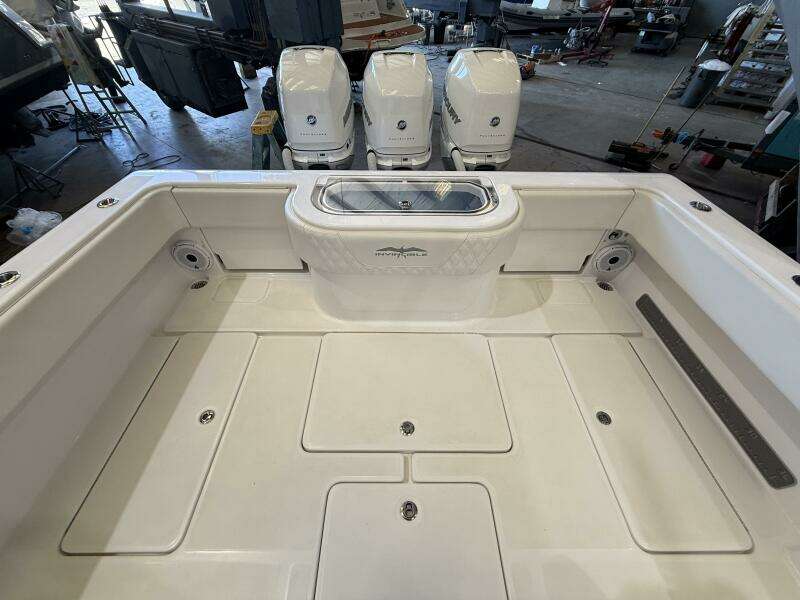 2022 Invincible 39 Open Fisherman Cockpit w/ Jump Seats Closed