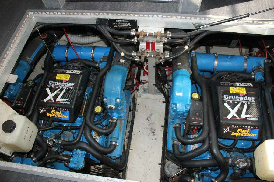 1996 Cruisers Yachts 3650 AFT CABIN