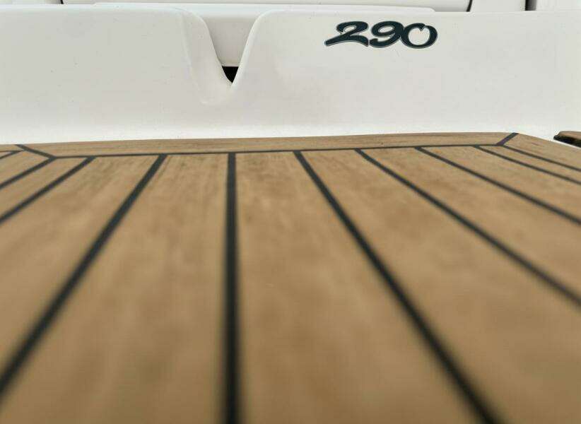 2007 Sea Ray 29SLX with cuddy cabin