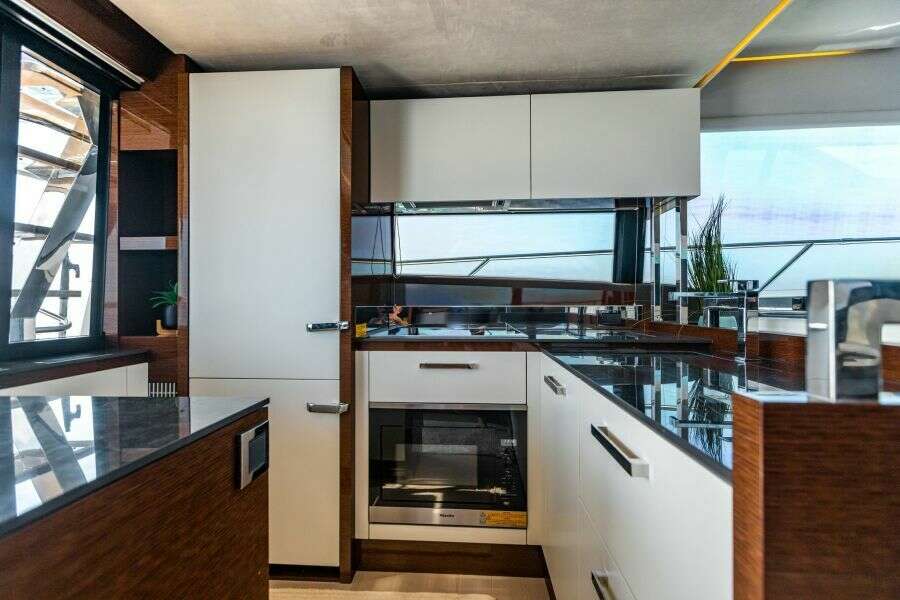 2020 Prestige 630 FB  Galley