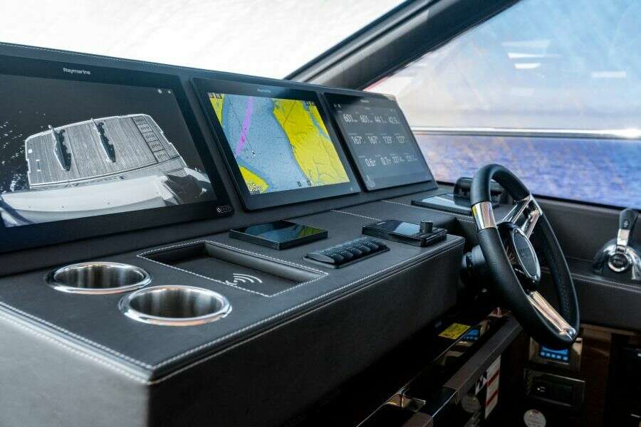 2020 Prestige 630 FB  Helm 2