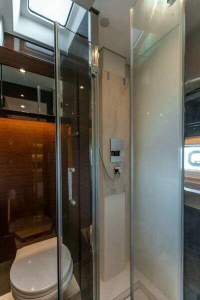 2020 Prestige 630 FB  Guest Head 1