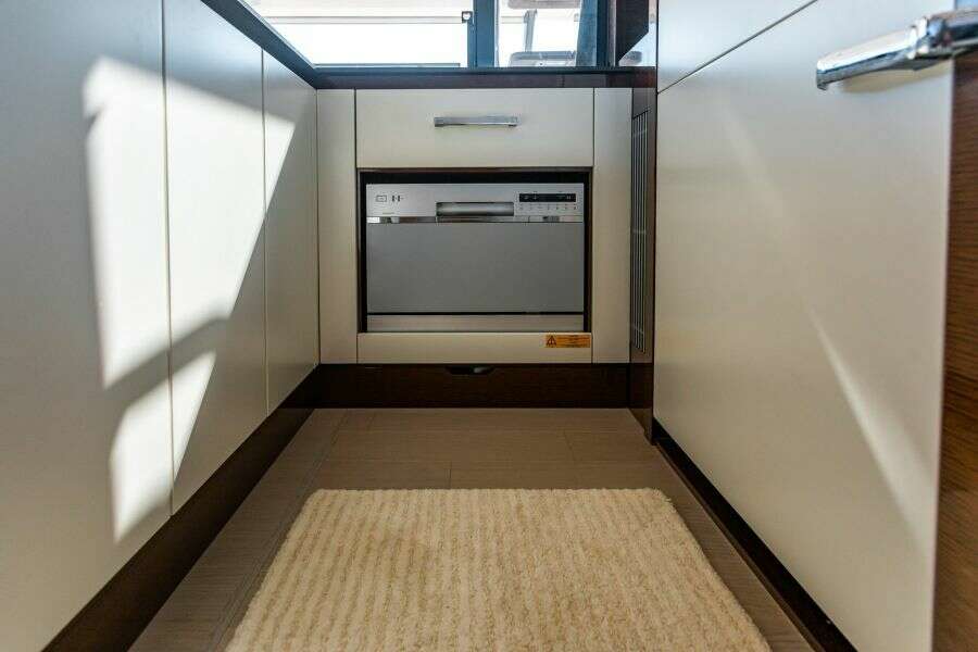 2020 Prestige 630 FB  Galley 4