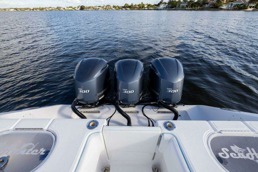 SeaHunter 33 Bloodline - Exterior Engines