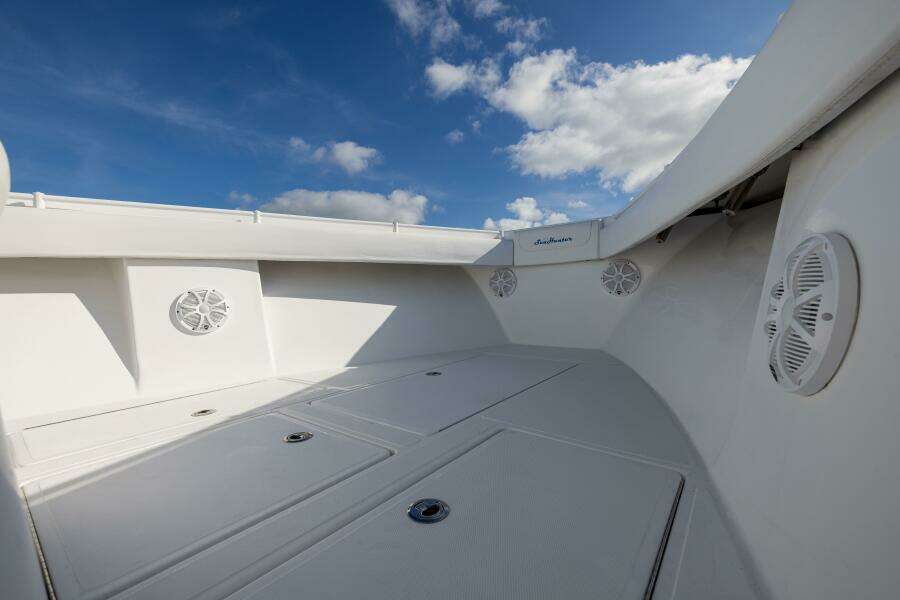 SeaHunter 33 Bloodline - Exterior Bow