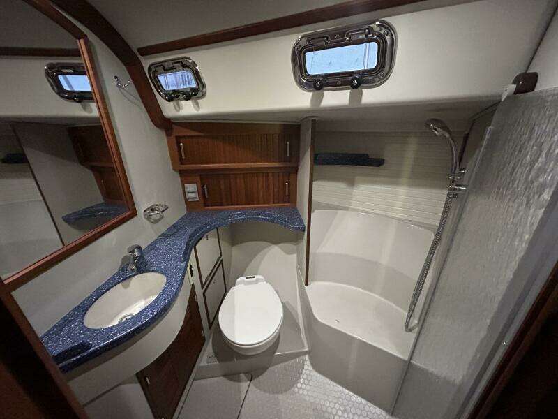 40' Blue Jacket head-shower2