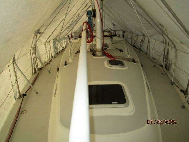 40' Blue Jacket foredeck aft
