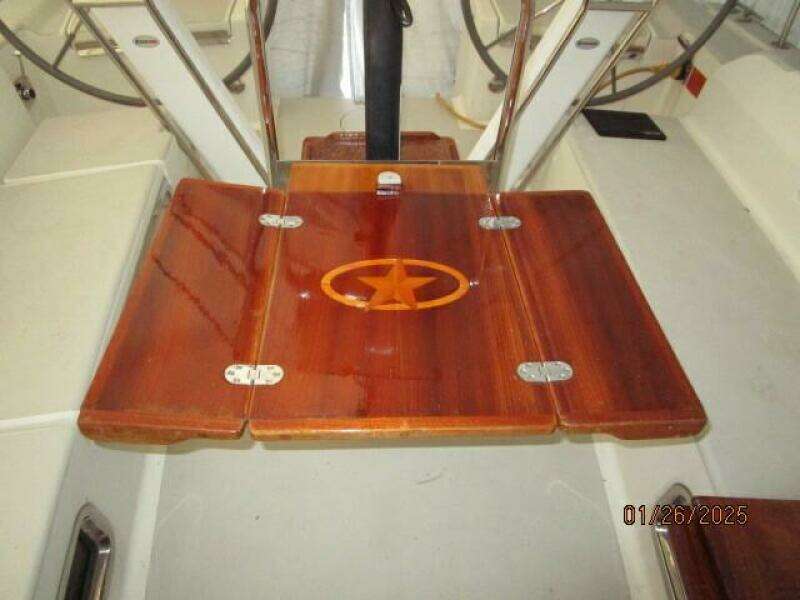 40' Blue Jacket cockpit table2