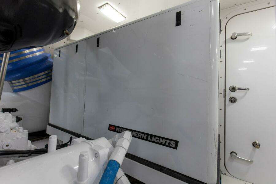 2005 76 Whiticar Enclosed Bridge Badonkadonk Engine Room (3)