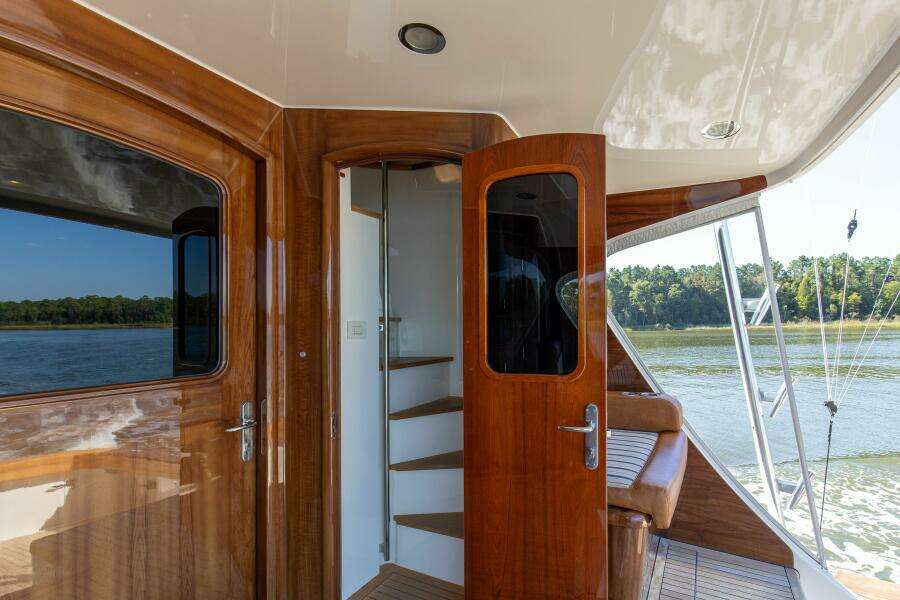 2005 76 Whiticar Enclosed Bridge Badonkadonk Deck Stairs To Bridge