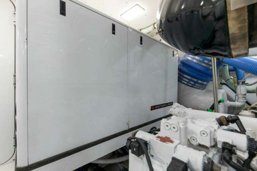 2005 76 Whiticar Enclosed Bridge Badonkadonk Engine Room (4)