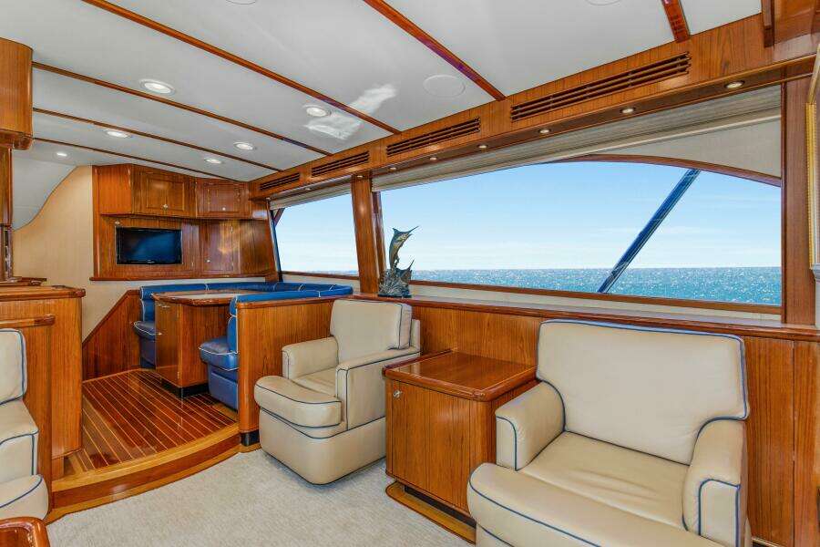 2005 76 Whiticar Enclosed Bridge Badonkadonk Salon (2)