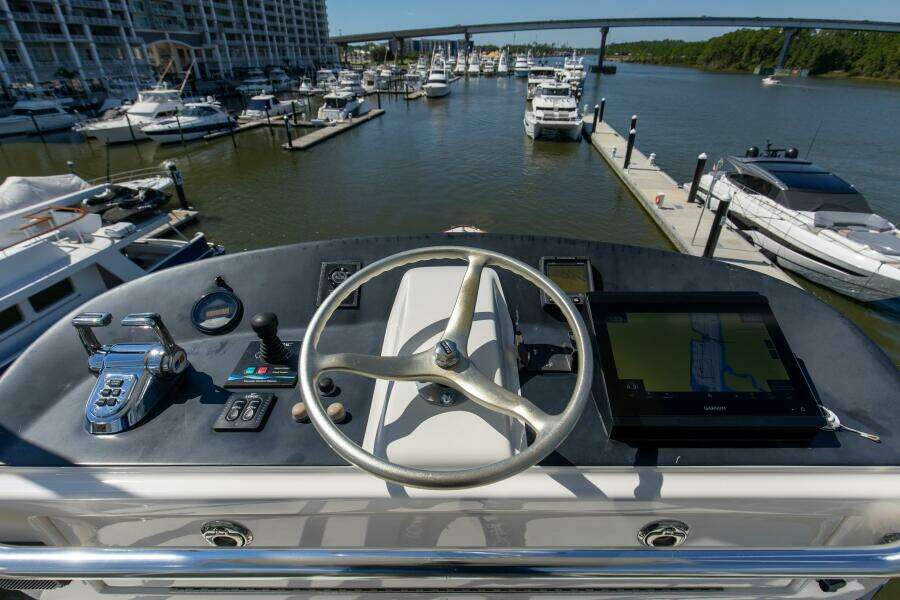 2005 76 Whiticar Enclosed Bridge Badonkadonk Flybridge (3)