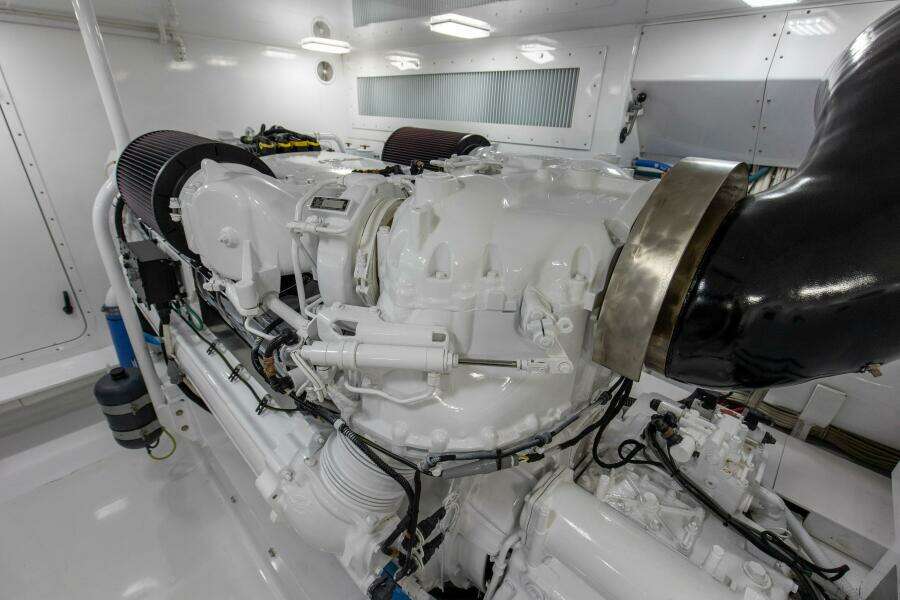 2005 76 Whiticar Enclosed Bridge Badonkadonk Engine Room (6)