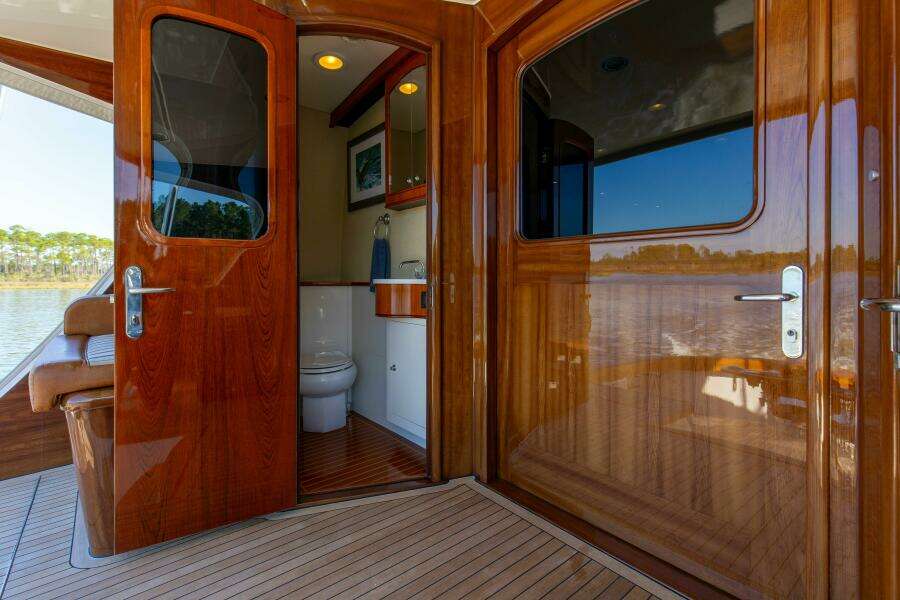 2005 76 Whiticar Enclosed Bridge Badonkadonk Bridge Exterior Day Head (1)