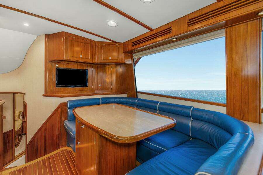 2005 76 Whiticar Enclosed Bridge Badonkadonk Salon (3)