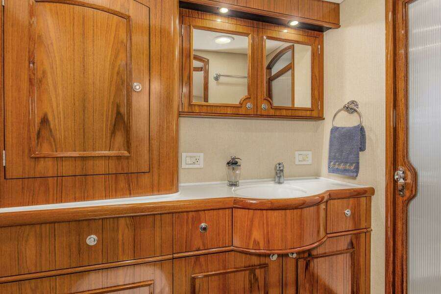 2005 76 Whiticar Enclosed Bridge Badonkadonk Port Head