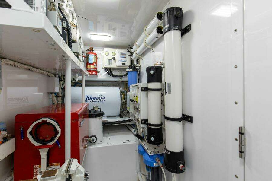 2005 76 Whiticar Enclosed Bridge Badonkadonk Engine Room (11)