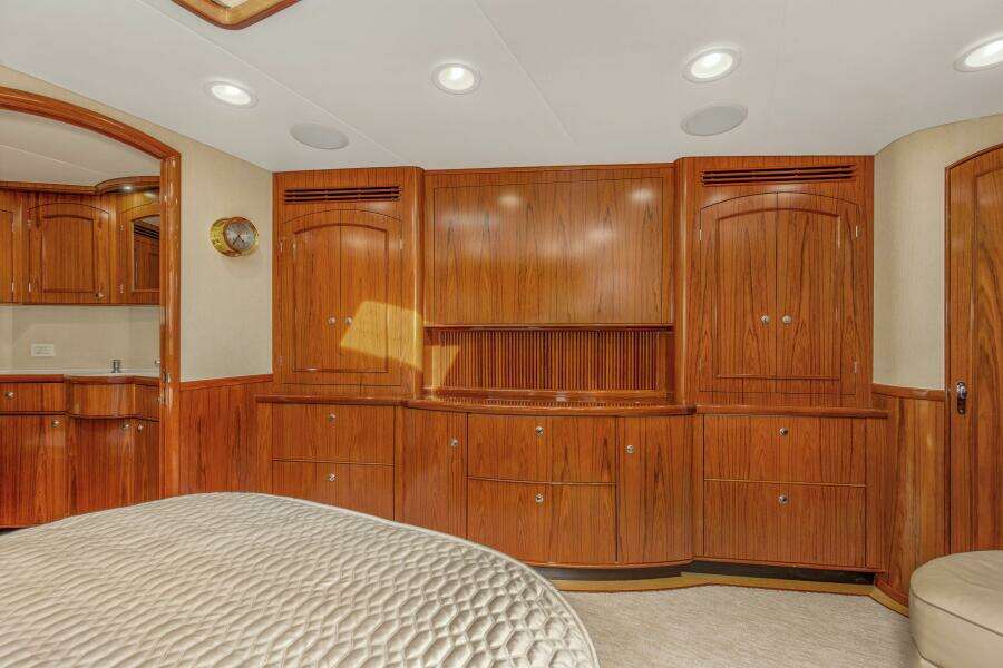 2005 76 Whiticar Enclosed Bridge Badonkadonk Master Stateroom (2)