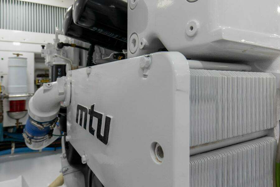 2005 76 Whiticar Enclosed Bridge Badonkadonk Engine Room (9)