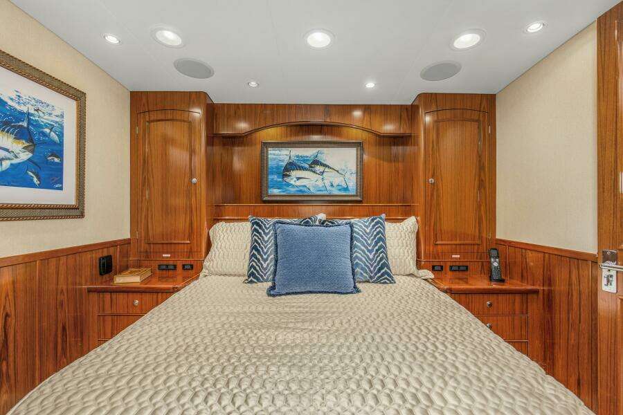 2005 76 Whiticar Enclosed Bridge Badonkadonk Master Stateroom (4)