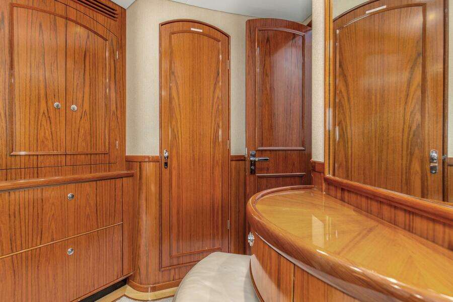 2005 76 Whiticar Enclosed Bridge Badonkadonk Master Stateroom (5)