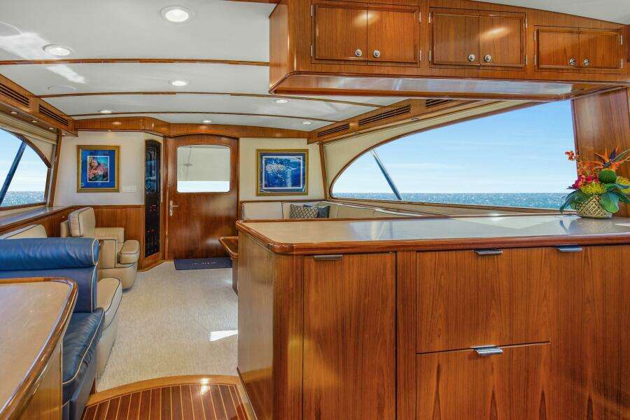 2005 76 Whiticar Enclosed Bridge Badonkadonk Salon (4)