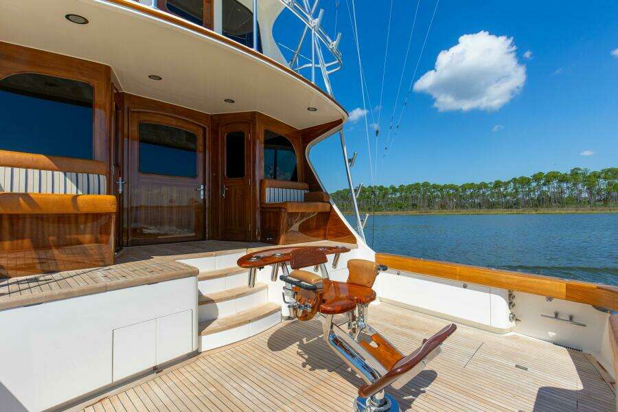 2005 76 Whiticar Enclosed Bridge Badonkadonk Deck (4)