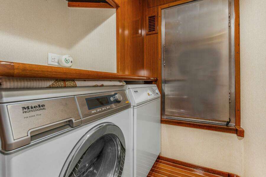 2005 76 Whiticar Enclosed Bridge Badonkadonk Laundry