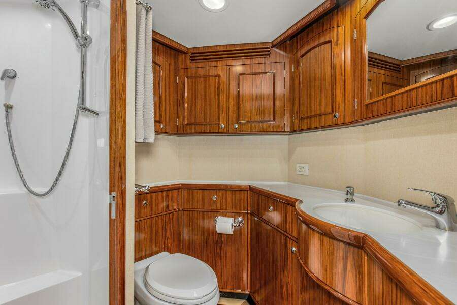 2005 76 Whiticar Enclosed Bridge Badonkadonk Master Head