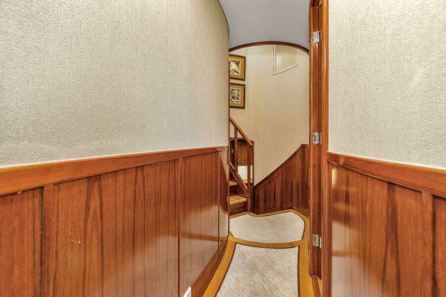 2005 76 Whiticar Enclosed Bridge Badonkadonk Companionway (3)