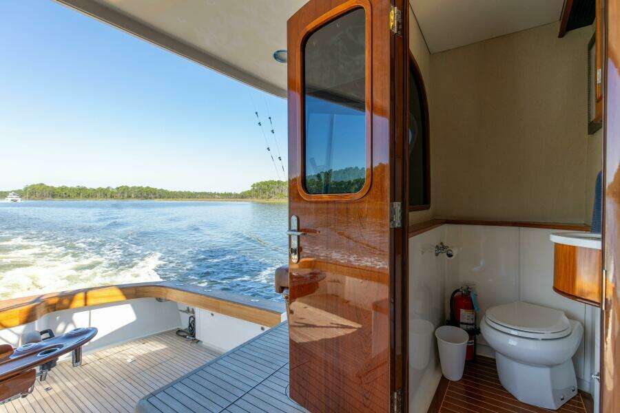 2005 76 Whiticar Enclosed Bridge Badonkadonk Bridge Exterior Day Head (2)