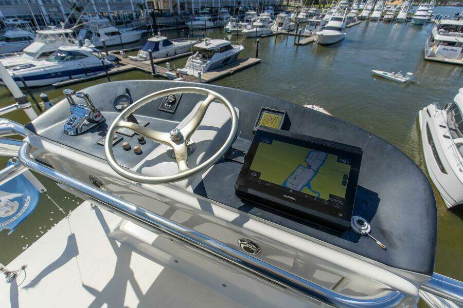 2005 76 Whiticar Enclosed Bridge Badonkadonk Flybridge (4)