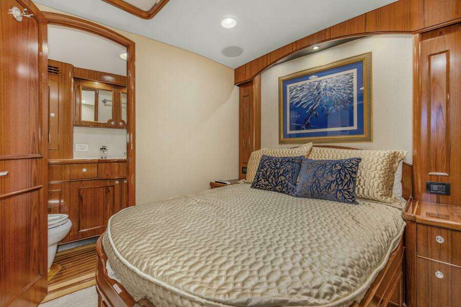 2005 76 Whiticar Enclosed Bridge Badonkadonk Port Stateroom