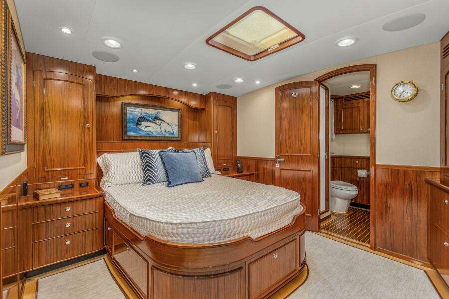 2005 76 Whiticar Enclosed Bridge Badonkadonk Master Stateroom (1)