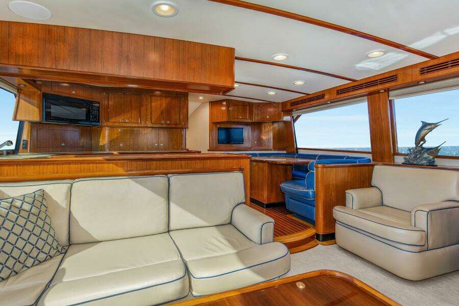 2005 76 Whiticar Enclosed Bridge Badonkadonk Salon (1)