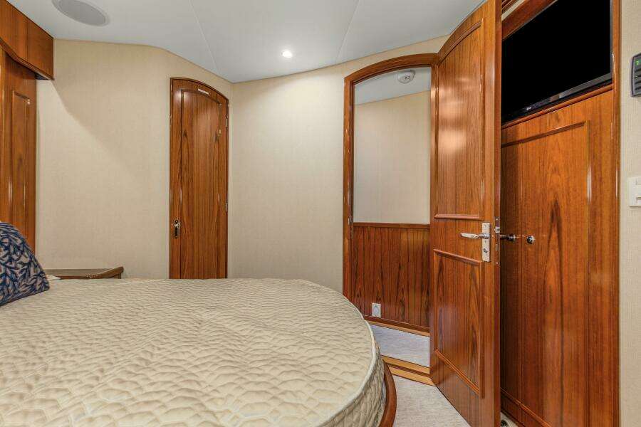 2005 76 Whiticar Enclosed Bridge Badonkadonk Port Stateroom (1)